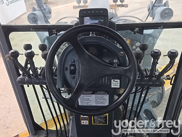 2011-deere-772g-image-57
