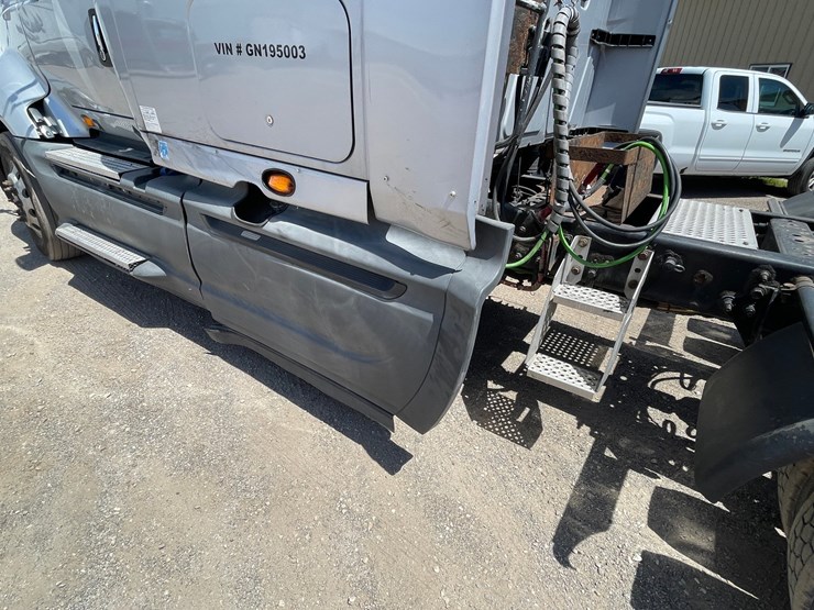 #304-•-2016-international-semi-tractor-(has-wi-title)-(denmark,wi)-image-19