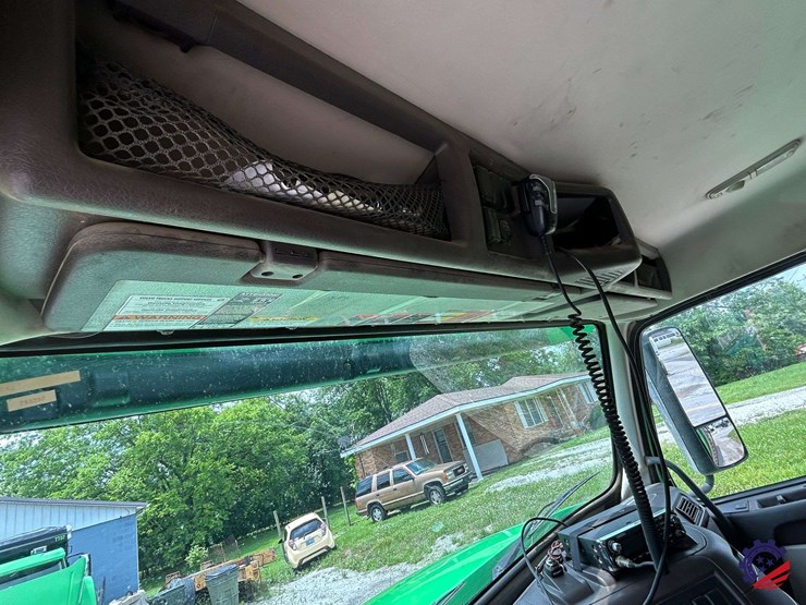 2016-volvo-vhd104b200-image-66