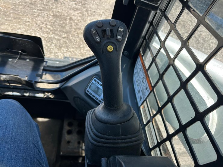 2022-bobcat-t770-image-22
