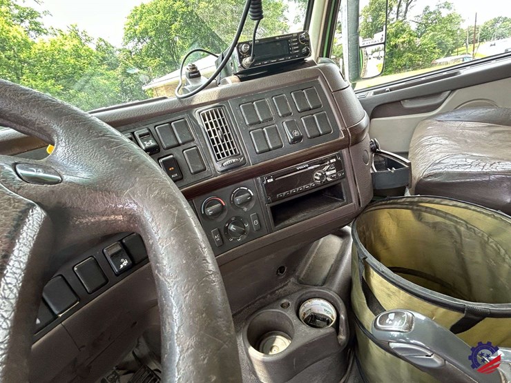 2016-volvo-vhd104b200-image-70