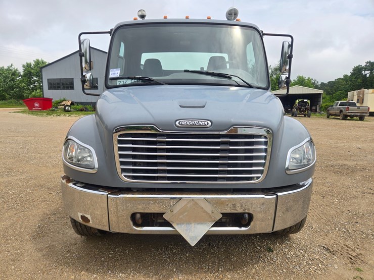 2005-freightliner-m2-106-image-25