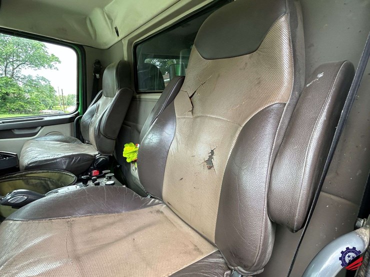 2016-volvo-vhd104b200-image-62