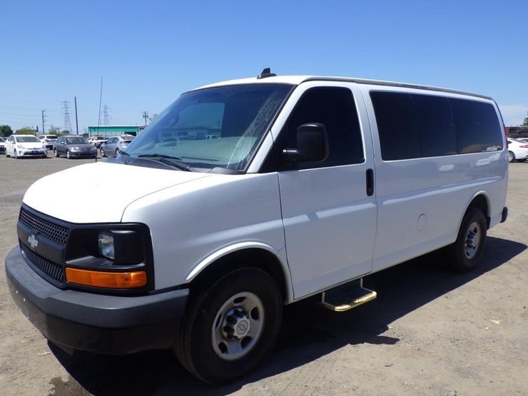 2016-chevrolet-express-3500-image-1