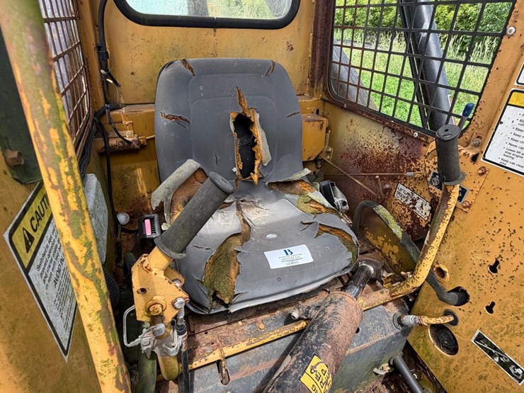 new-holland-l555-image-13