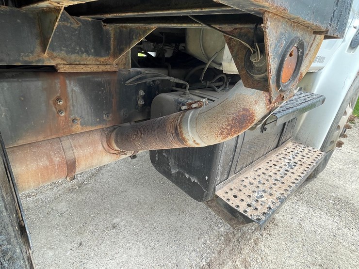 2002-freightliner-fl80-image-31