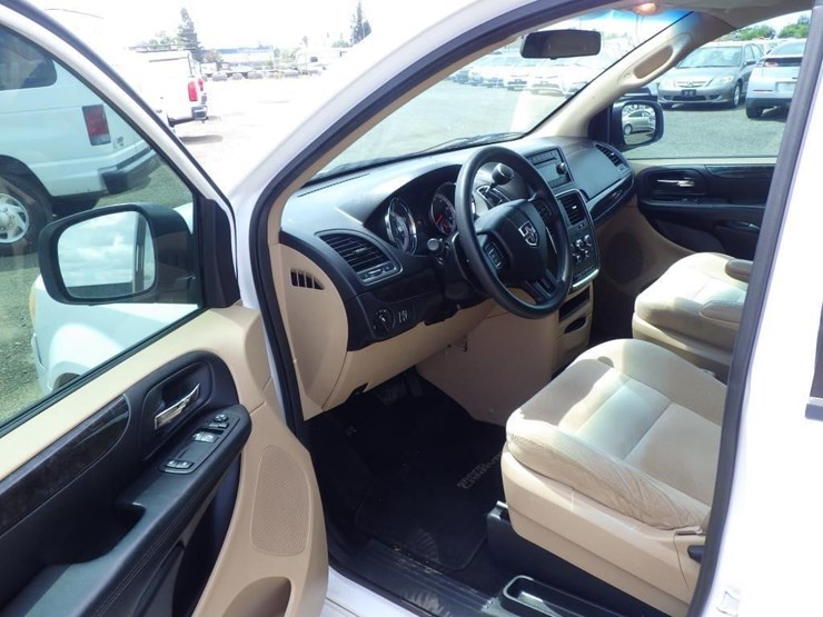 2015-dodge-grand-caravan-image-5