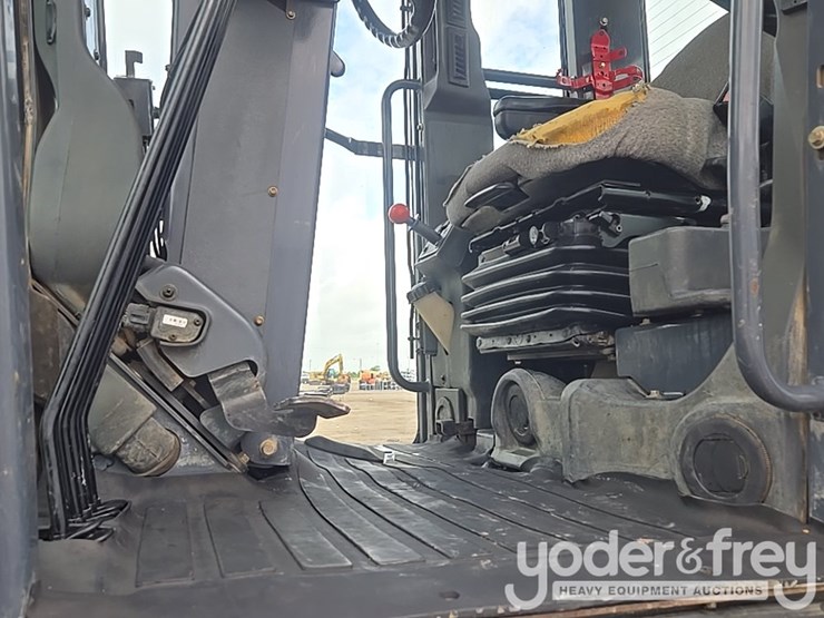 2011-deere-772g-image-49