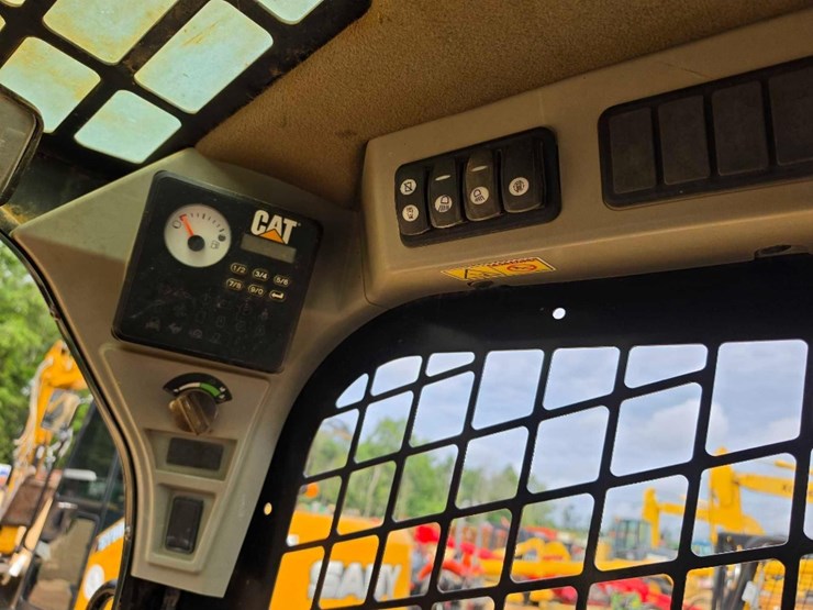 2015-caterpillar-259d-image-13