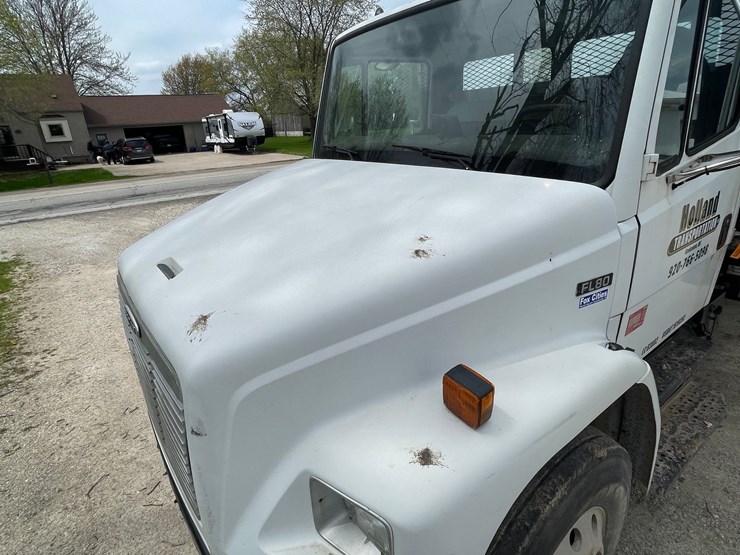 2002-freightliner-fl80-image-11