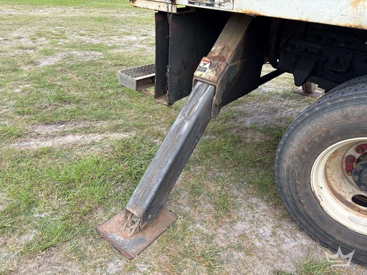 2014-freightliner-m2-106-image-38