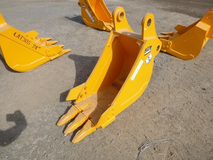 12"-excavator-bucket-w/teeth-image-1