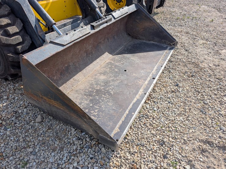 #5454-•-new-holland-160-skid-loader-image-4