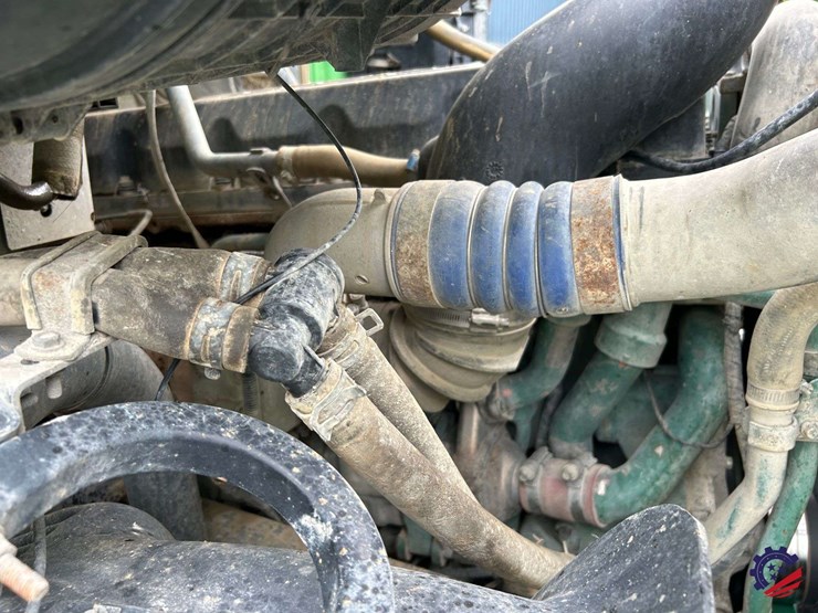 2016-volvo-truck-vhd-quad-axle-dump-truck-image-92