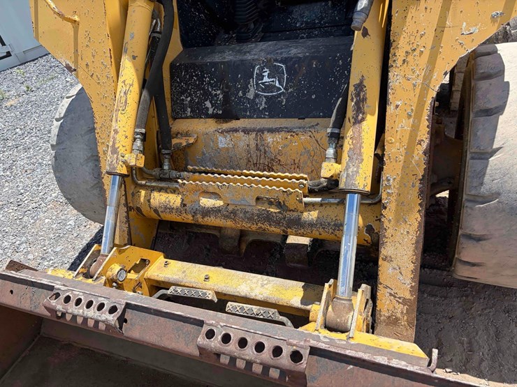 john-deere-325-image-10