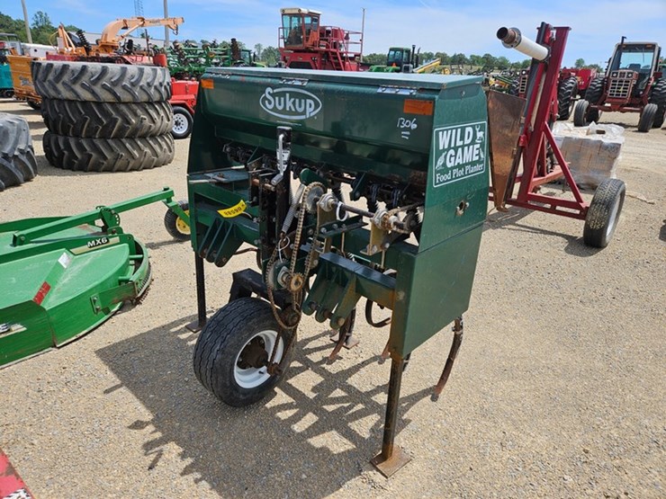 sukup-food-plot-planter-image-1