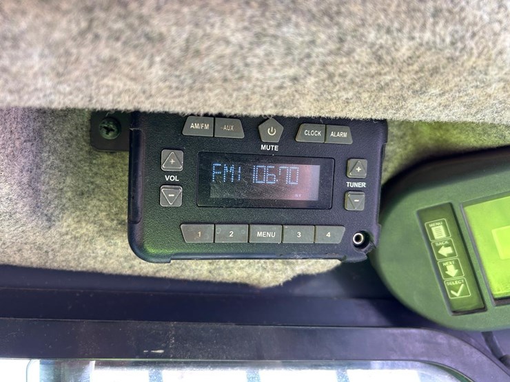 2018-deere-317g-image-24