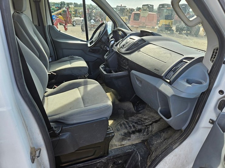 2017-ford-cargo-image-19