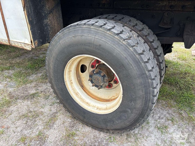 2014-freightliner-m2-106-image-77