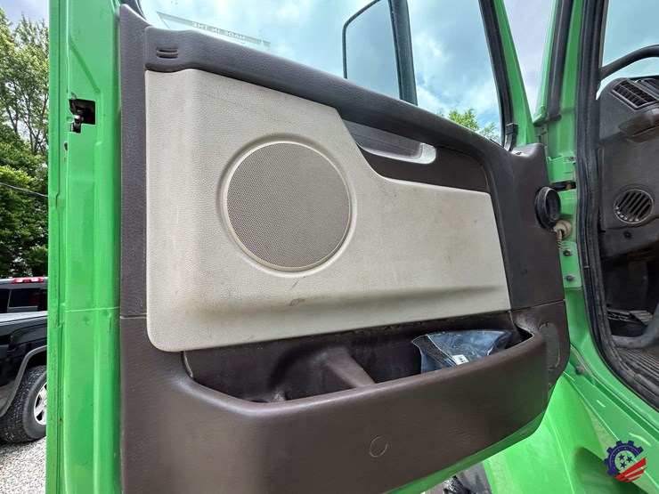2016-volvo-truck-vhd-quad-axle-dump-truck-image-70