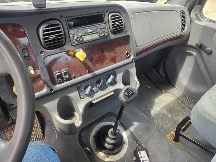 2005-freightliner-m2-106-image-57