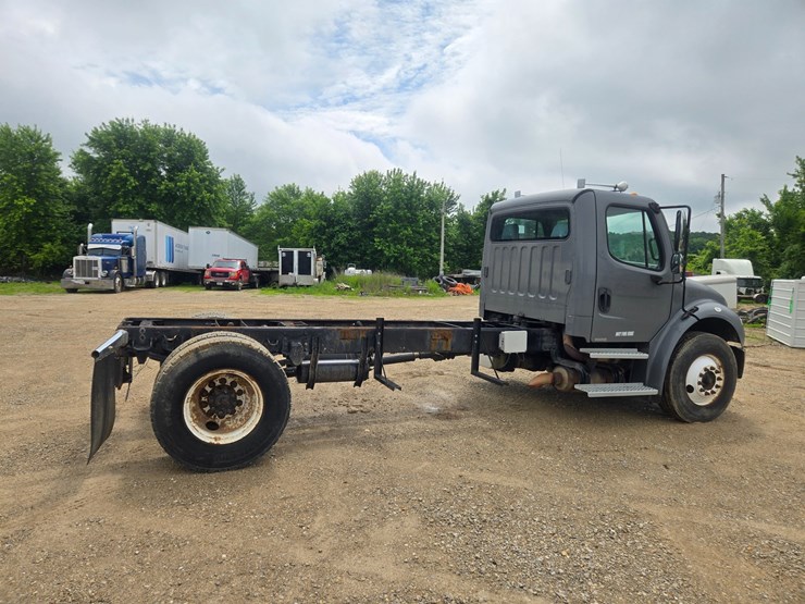 2005-freightliner-m2-106-image-18