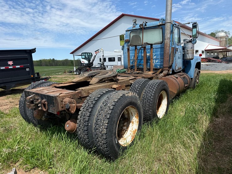 1984-mack-r686st-image-4