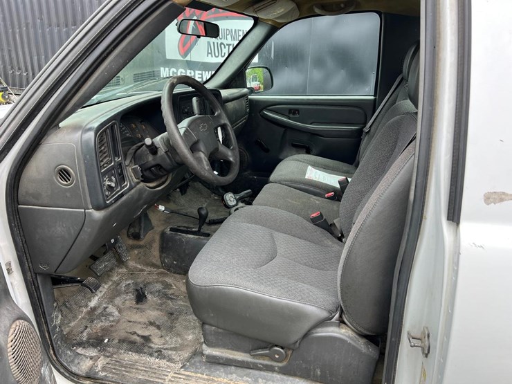 2004-chevrolet-2500-image-19