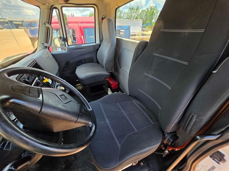 2016-international-durastar-4300-image-12