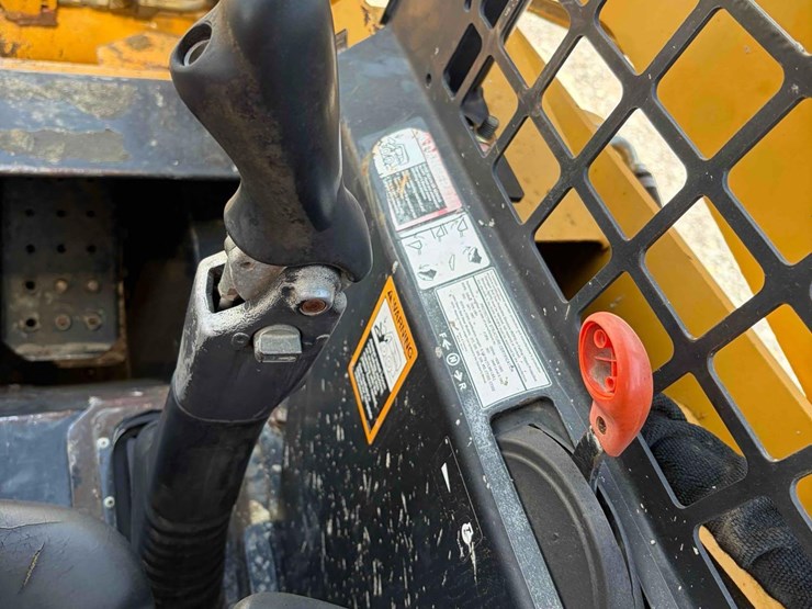 john-deere-325-image-12