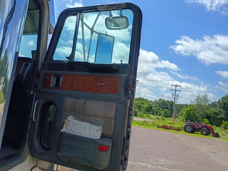 1998-peterbilt-379-image-47