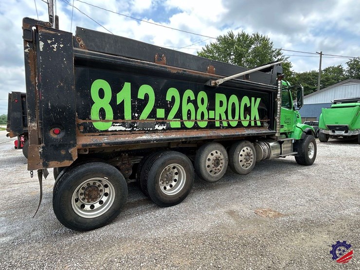 2016-volvo-vhd104b200-image-5