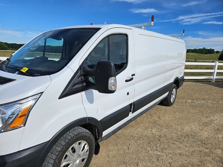 2017-ford-cargo-image-10