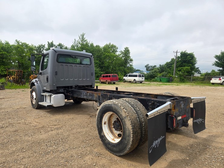 2005-freightliner-m2-106-image-12