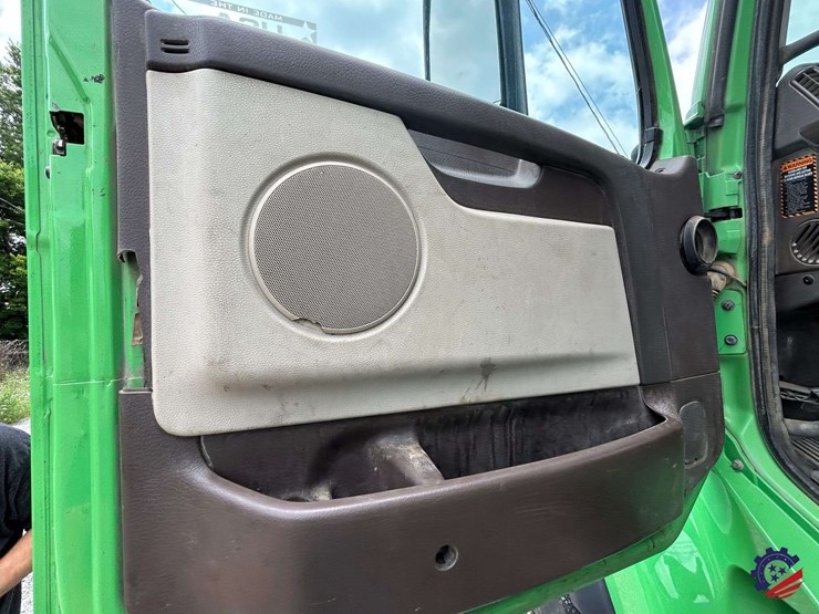 2016-volvo-vhd104b200-image-64