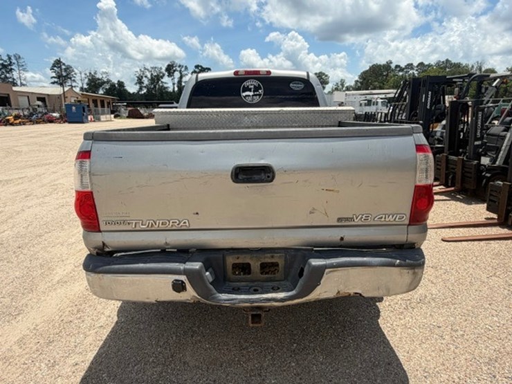 2004-toyota-tundra-image-8