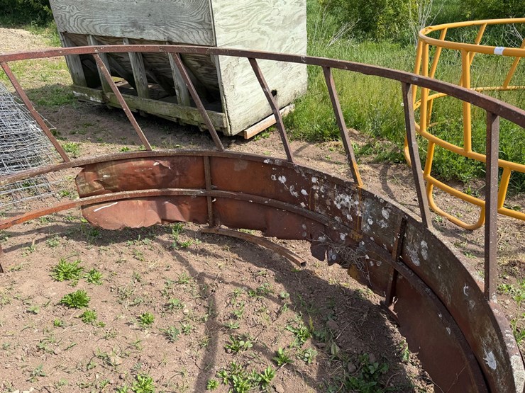 #5482-•-round-hay-feeder-image-3