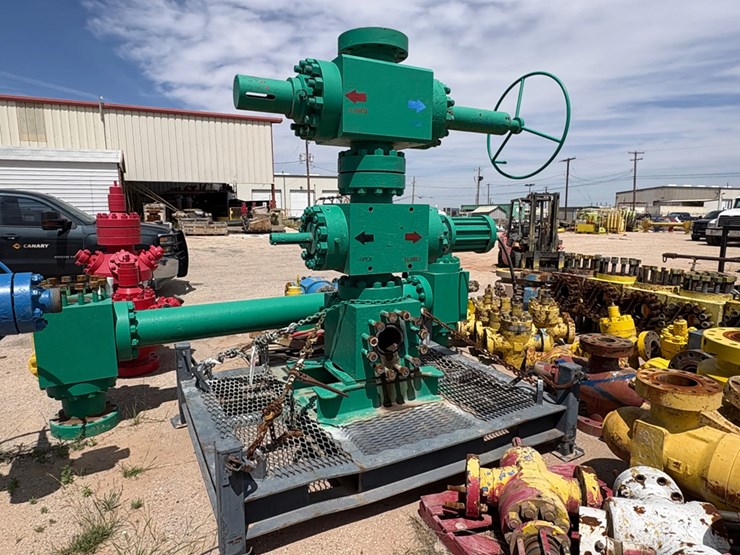7-1/16”-10k-frac-tree-&-transport-skid-image-1