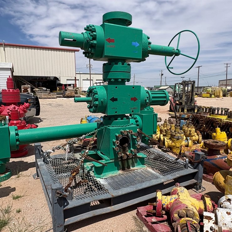 7-1/16” 10K frac tree & transport skid