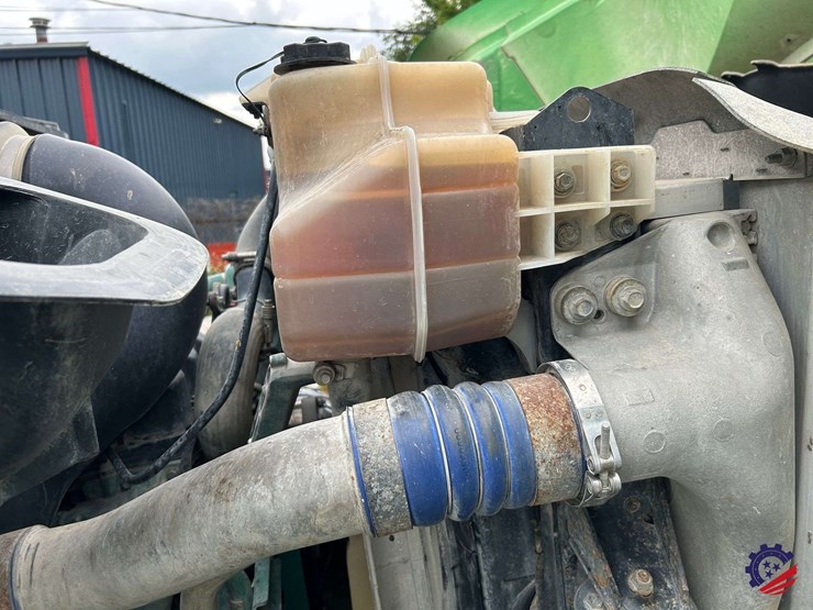 2016-volvo-truck-vhd-quad-axle-dump-truck-image-93