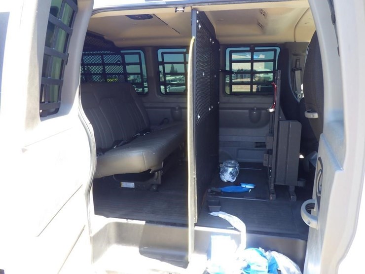 2016-chevrolet-express-3500-image-7
