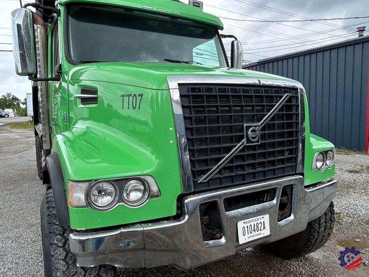 2016-volvo-truck-vhd-quad-axle-dump-truck-image-34