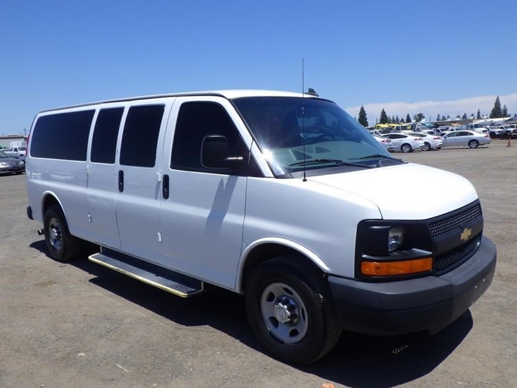 2016-chevrolet-express-3500-image-2