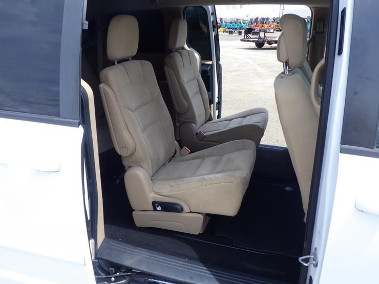 2015-dodge-grand-caravan-image-8