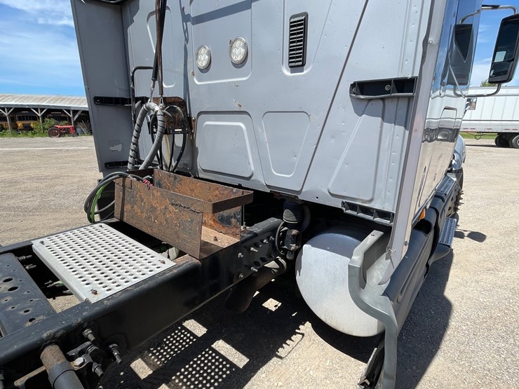 #304-•-2016-international-semi-tractor-(has-wi-title)-(denmark,wi)-image-40
