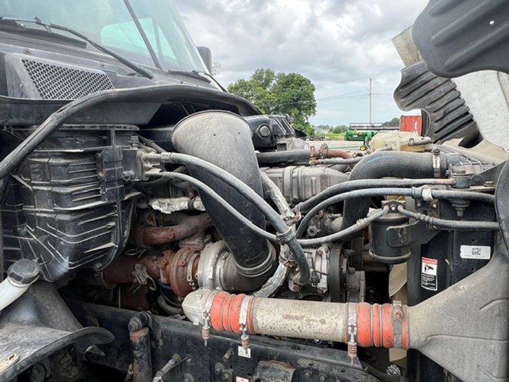 2015-freightliner-cascadia-125-image-23