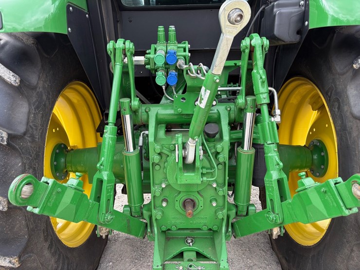 2020-john-deere-6105e-image-9