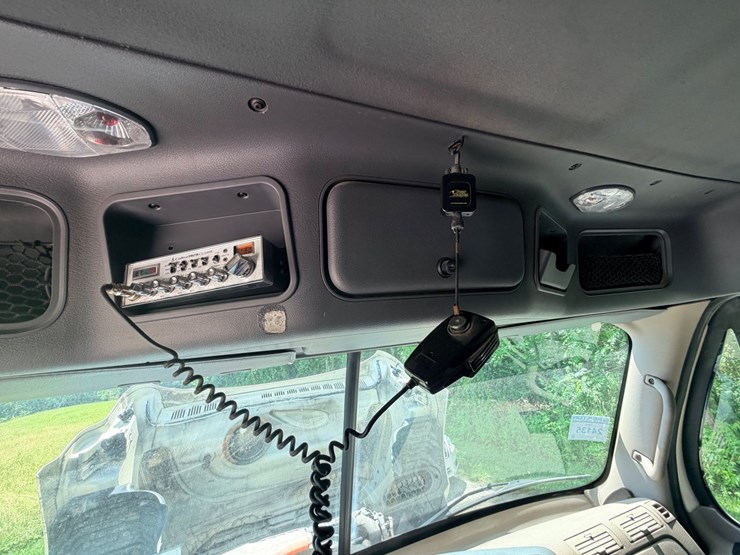 2012-freightliner-cascadia-125-image-85