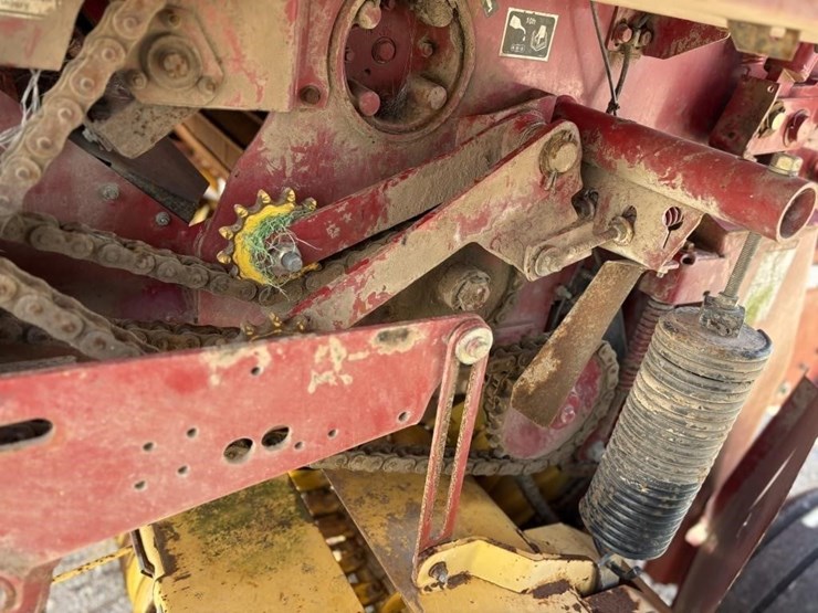 new-holland-br750-image-15