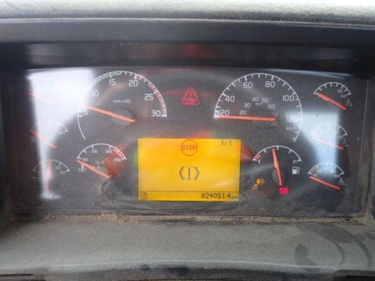 2005-volvo-vn-image-13